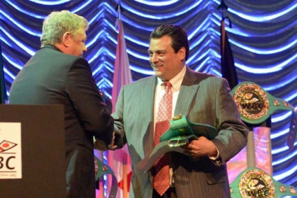 Член совета правления WBC Владимир Лаптев презентовал Маурисио Сулейману поя WBC побывавший в космосе.
