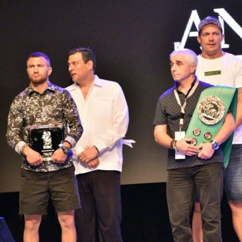 Анатолий Ломаченко награжден "тренерским" поясом WBC на 57-ой ежегодной конвенции  