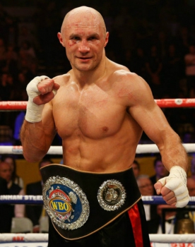 Видео: 40-летний белорусский боксер нокаутировал непобедимого британца