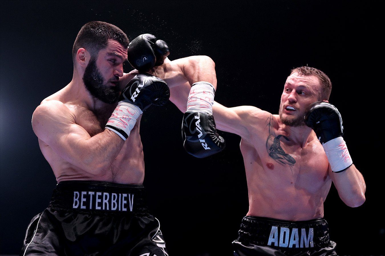 Артур Бетербиев остановил Адама Дайнеса, защитив титулы WBC и IBF  