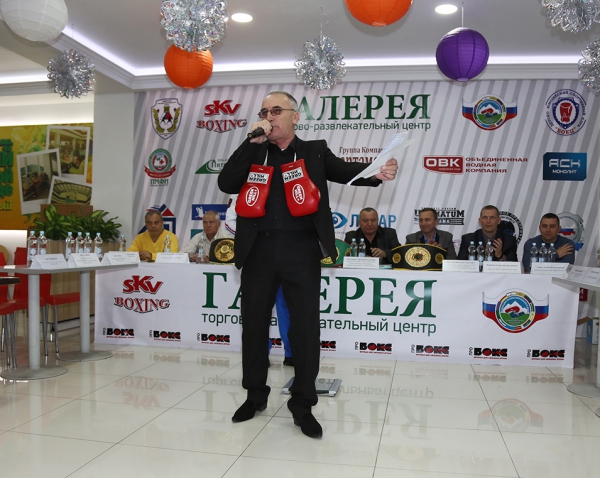 Накануне вечера профессионального бокса "Рождение чемпионов" в ТРЦ "Галерея" состоялась пресс-конференция с участниками турнира, а также официальное взвешивание боксеров.